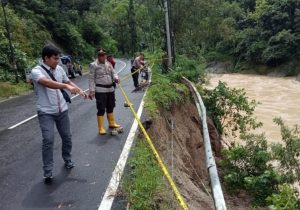 Gerak Cepat Polisi Bersama Tim TRC Kabupaten Pacitan Tangani Longsor