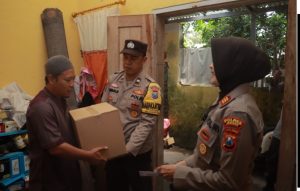 Polisi Kembali Berikan Bantuan Kepada Keluarga Aremania di Jember