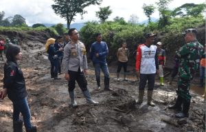Polisi Bersama TNI dan Warga Bersihkan Material Banjir Susulan di Bondowoso