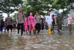 Kapolres Gresik Salurkan Bantuan Datangi Rumah Warga Terdampak Banjir