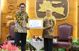 Gubernur Khofifah Terima Penghargaan Kepatuhan Tinggi dari Ombudsman RI