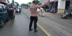 Siaga Pagi, Anggota Polsek Klampis Polres Bangkalan Gatur Lantas Depan Pasar