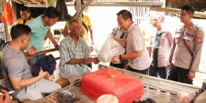 Kapolres Bangkalan Berbagi, Blusukan Ke Desa Kelapayan Berikan Bansos