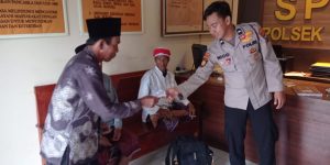 Temukan Lansia Linglung, Polsek Klampis Polres Bangkalan Bantu Pertemukan Kembali Ke Pihak Keluarga