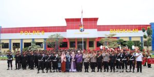 Sukseskan Harlah 1 Abad NU, GP Ansor Arosbaya Berikan Cinderamata ‘Pedang’ Untuk Kapolres Bangkalan