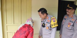 Polri Peduli, Kapolres Bangkalan Resmikan Bedah Rumah Seorang Nenek di Socah