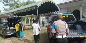 Bantu Warga yang Berduka, Kapolsek Klampis Beri Bantuan Sembako