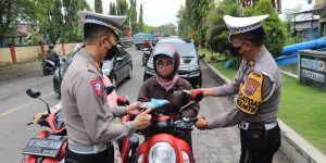 Ops Keselamatan Semeru 2023, Satlantas Polres Bangkalan Bagi Bagi Jas Hujan dan Sembako