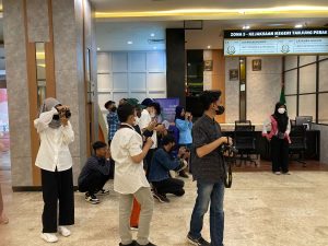KEMBANGKAN KREATIVITAS, DISPUSIP SURABAYA LATIH PELAJAR SMP FOTOGRAFI
