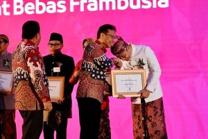 TERIMA SERTIFIKAT BEBAS FRAMBUSIA DARI MENKES, WALI KOTA ERI CAHYADI: SEJAK 2017 SURABAYA TIDAK DITEMUKAN KASUS