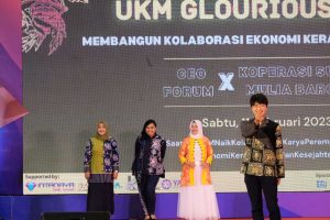 PAKAI PRODUK UMKM SURABAYA, CRAZY RICH PERAGAKAN BUSANA BATIK DALAM UKM GLOURIOUS NIGHT