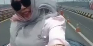 Viral Emak-Emak Pamer Nge-Vlog di Atas Sunroof Mobil di Suramadu, Kasatlantas Polres Bangkalan Berikan Responnya !