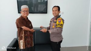 KAPOLRES SUMENEP MENYERAHKAN BANTUAN LAPTOP KEPADA BAPAK ASWARI SELALU KETUA DISABILITAS KAB SUMENEP