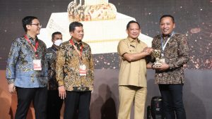 Diterapkan Pertama di Madura, Bupati Sampang Terima Penghargaan UHC Award