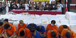Ditresnakoba Polda Jatim Musnahkan Narkoba Plus Minuman Keras Dibulldozer
