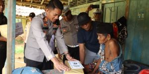 Kapolres Sampang Berikan Bantuan Kepada Kakek Viral Di Desa Batuporo Barat Kedundung