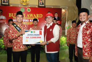 BUPATI PAMEKASAN BERI REWARD UNTUK PERAWAT TELADAN
