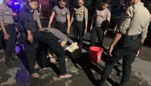 Beri Rasa Aman dan Nyaman ke Pengendara, Polres Gresik Menambal Jalan Berlubang Antisipasi Kecelakaan