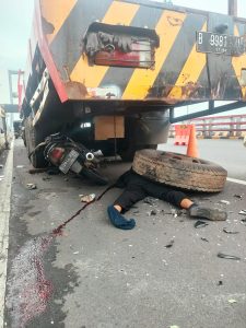 Pengendara Motor Tabrak Truk Tewas Seketika di Jembatan Suramadu