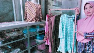 Semangatnya Seorang Janda juga Guru Ngaji Jualan Baju Gamis Demi Cita – Cita Buah Hatinya