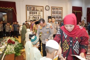 Kapolda Jatim Dampingi Gubernur Gelar Silaturahmi dan Pemberian Bantuan Keluarga Korban Kanjuruhan