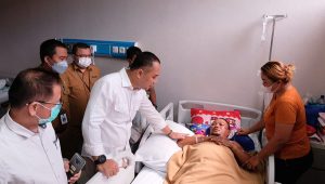 JENGUK PETUGAS SATPOL PP KORBAN TABRAKAN, WALI KOTA ERI MINTA PROSES HUKUM TIDAK BOLEH BERHENTI