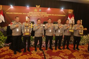 Anev Sitkamtibmas 2023, Kapolda Jatim Beri Penghargaan Kepada Kapolres dan Anggota yang Berprestasi