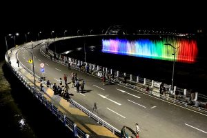 PEMKOT BUKA KEMBALI WISATA AIR MANCUR MENARI DI JEMBATAN SUROBOYO