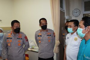 Peduli Kepada Anggotanya, Kapolres Gresik Jenguk Anggota yang Terbaring Sakit