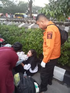 Gegara Ngantuk, Seorang Siswi Tabrak Truk di Jalan Kedung Cowek