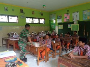 Babinsa Masuk Sekolah Membentuk Karakter Generasi dengan Wawasan Kebangsaan.