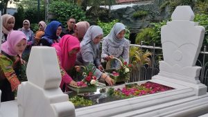 Dandim dan Ketua Persit KCK Cabang XLIX Sambut Ibu Ketua Umum Persit KCK Ziarah ke Makam Sunan Ampel