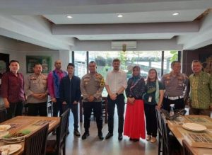 Jalin Silaturahmi Kapolsek Sukolilo bersama Security Officer Australia Embassy Jakarta