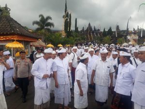 Kapolda Bali Mengikuti Rangkaian Persembahyangan Tawur Agung Kesanga Di Bencingah Pura Agung Besakih.