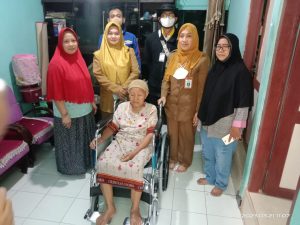 Kelurahan Wonokusumo Salurkan Bantuan Kursi Roda dari Dinsos Kota Surabaya Kepada Warga Lansia