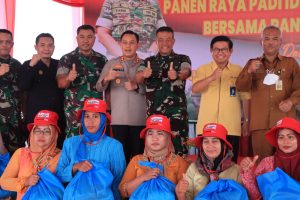 Kapolres Gresik bersama Forkopimda Dampingi Pangdam V/Brawijaya Panen Padi