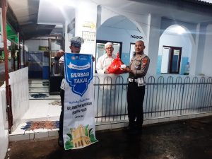 Satlantas Polres Nganjuk Bagikan Takjil Sambil Patroli