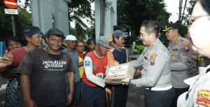 Peduli Sesama, Polrestabes Surabaya Bagikan 500 Paket Sembako