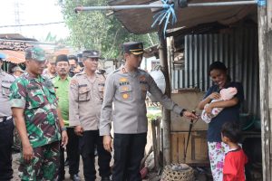 Kapolres Pasuruan Sambangi Warga Lingkungan Pasar Hewan, Sampaikan Himbauan Kamtibmas dan Berbagi Sembako