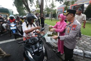 Kapolres Gresik Bagi-bagi Takjil Bongko Kopyor Kepada Masyarakat