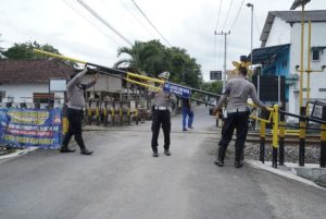 Polres Kediri Kota Pasang Palang Pintu Perlintasan Kereta untuk Cegah Kecelakaan