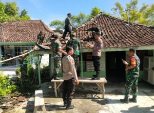 TNI dan Polri Bantu Perbaiki Atap Rumah Warga Yang Rusak Akibat Puting Beliung