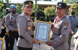 Kapolres Nganjuk Beri Penghargaan kepada Anggota Berprestasi di Bidang Pelayanan Publik dan IKPA