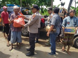 Polres Situbondo Dropping Bantuan Makanan untuk Warga Terdampak Banjir di Kendit