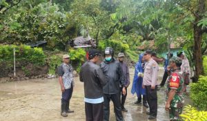 Polisi Bantu Bersihkan Lumpur Pasca Musibah Longsor di Pulau Bawean