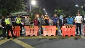 ANTISIPASI BALAP LIAR DI JALAN DIPONEGORO, TIGA PETUGAS SATPOL PP SURABAYA DITABRAK PEMOTOR