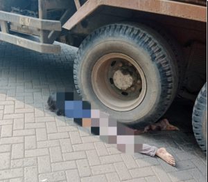 Pengendara Motor Tewas Terlindas Truk Muatan Sertu di Margomulyo