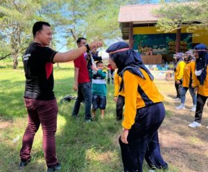 Tingkatkan Semangat Persatuan Antara Anggota, DWP Lapas Narkotika Kelas IIA Pamekasan Kanwil Kemenkumham Jatim Menggelar Outbound