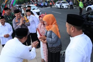 Kapolres Gresik Dampingi Gubernur Jawa Timur Bagikan Bantuan Kepada Seribu anak Yatim
