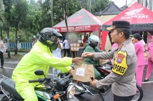 Kapolres Bersama Pengurus Cabang Bhayangkari Nganjuk Bagikan Takjil